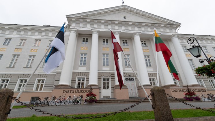 Eesti, Läti ja Leedu lipp ülikooli peahoone ees