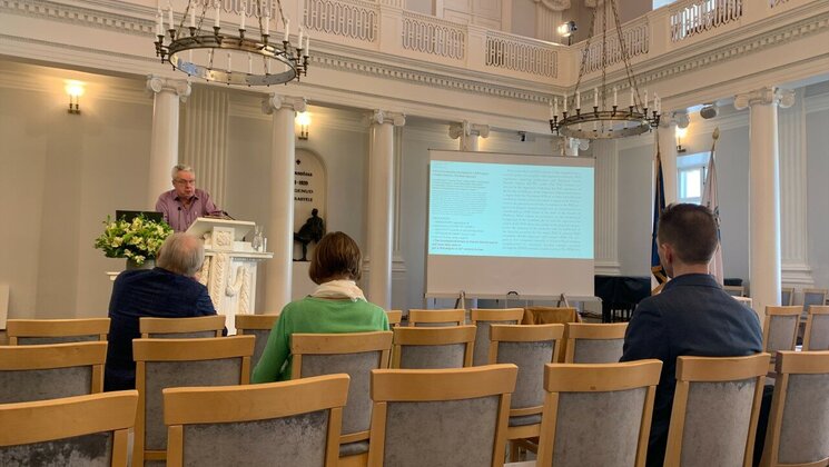 Jaan Valsiner Tartu Ülikooli aulas loengut pidamas