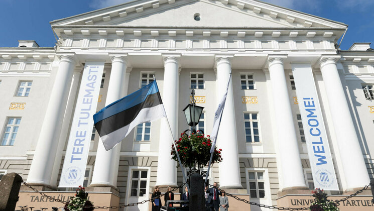 university main building, flags, Tartu Ülikool